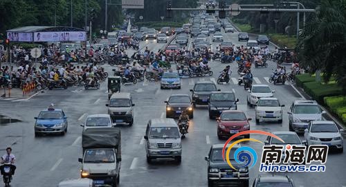 海口龙昆南路红城湖路交叉口交通拥堵。南国都市报记者刘孙谋摄