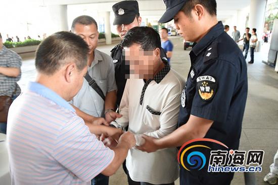 11月17日下午,案发后潜逃半年之久的犯罪嫌疑人麦堂福被缉拿归案。(省检察院供图)