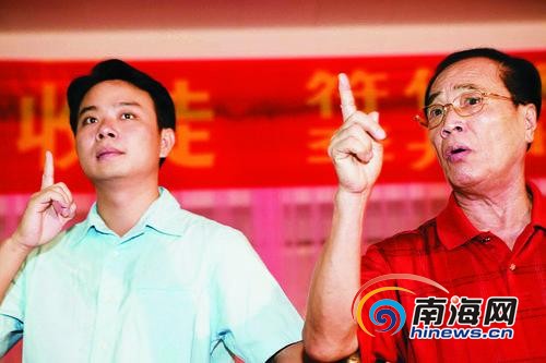 2006年7月，符传杰拜梁家樑(右)为师。梁学武摄