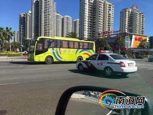 一警车在国兴大道与文坛路交叉口越线行驶、违规左转弯掉头被网民拍下。