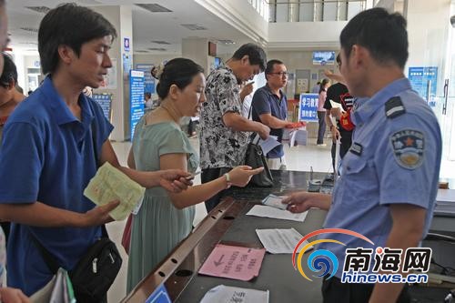 电动车违法行为人报名参加培训考试。