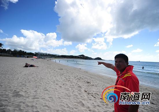 救生员李育文说,其手指的方向就是当晚事发海域。南海网记者 沙晓峰 摄