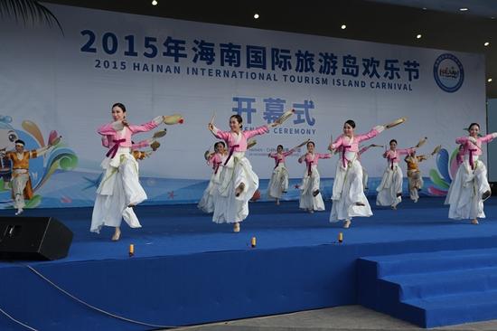 2015年第十六届海南国际旅游岛欢乐节海口主会场上的黎族舞蹈表演