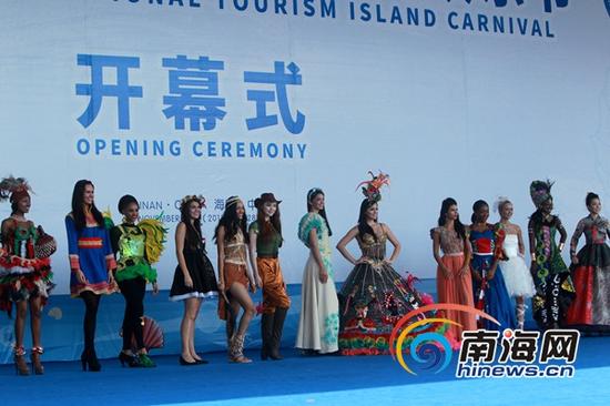 来自各国的29位世界小姐佳丽亮相欢乐节开幕式现场(南海网记者陈望摄)