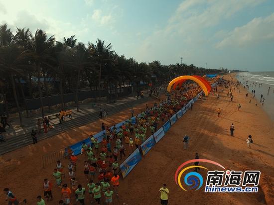 2015海口国际沙滩马拉松赛在海口西海岸欢乐开跑，国内外4000多名选手参赛。通讯员 秦睿 供图