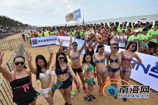 2015海口国际沙滩马拉松赛在海口西海岸欢乐开跑，新丝路模特现场领跑。通讯员 秦睿 供图