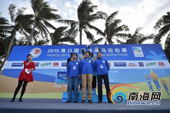 2015海口国际沙滩马拉松赛在海口西海岸欢乐开跑，图为开幕式现场。通讯员 秦睿 供图