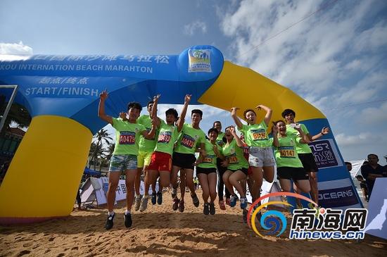 2015海口国际沙滩马拉松赛在海口西海岸欢乐开跑。通讯员 秦睿 供图