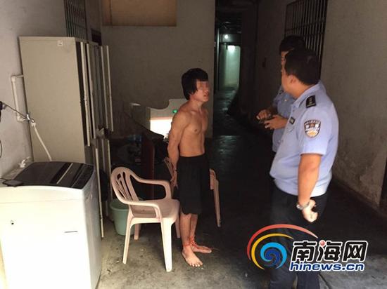 警方对涉嫌盗窃男子进行调查(小区保安供图)