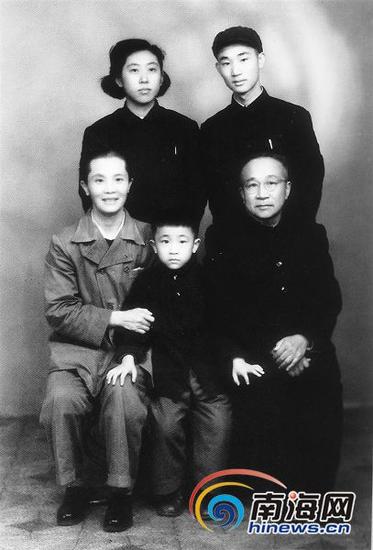 1951年10月，张云逸夫妇偕次子光东与新婚的长子远之、长媳王婷在无锡合影。