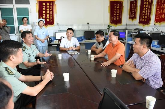 陵水县慰问团与解放军425医院相关负责人商讨男童病情