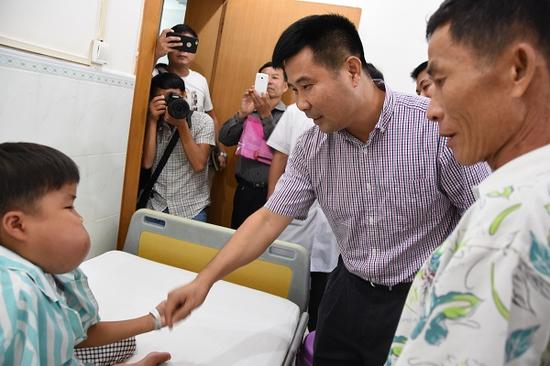 陵水县副县长陈国义看望患病男童