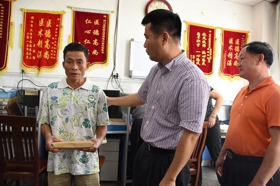 陵水县副县长陈国义给男童父亲送去慰问金