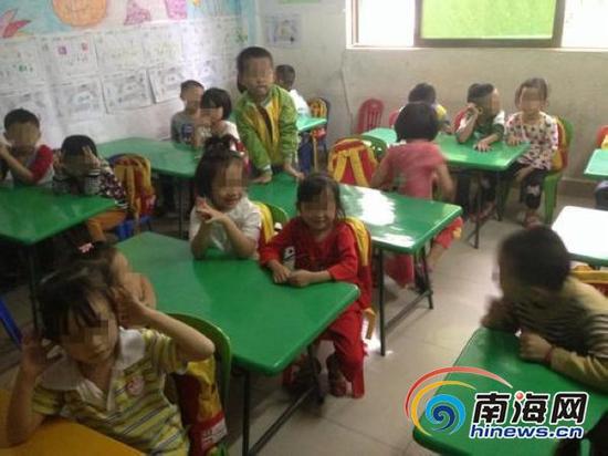 12月3日，罗惠(图中)在幼儿园学前班，和同学们开心上课。南国都市报记者田春宇摄