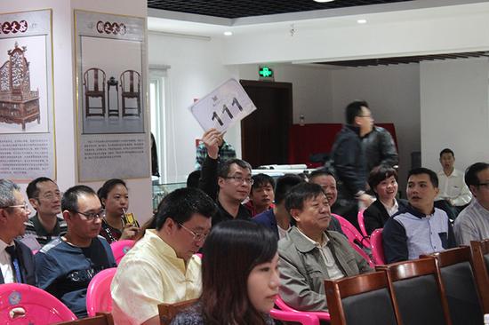 收藏爱好者纷纷在拍卖活动现场踊跃举牌出价