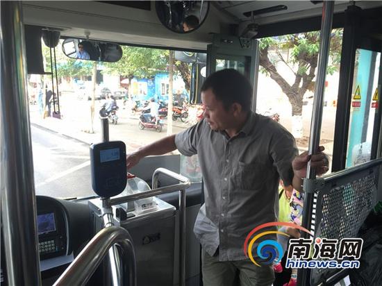市民投币乘坐公交车。南海网记者王旭摄