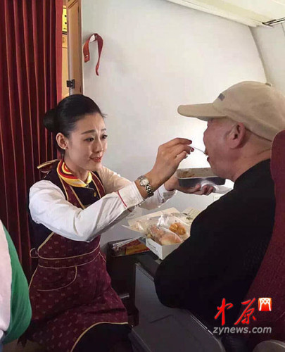 12月8日，在郑州飞往海南的航班上，一位河南新乡老人因患有脑梗无法握勺进食，空姐樊雪松跪在老人身边喂他吃饭。老人被这突如其来的关怀触动，由于说不清话，老人泣不成声，这一幕被飞机上的乘客拍下。