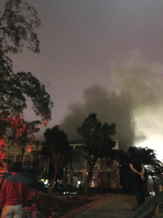 15日晚7点30分左右，在海口玉兰路领市馆餐厅附近的闲置楼房发生火灾。据现场围观群众说，可能是流浪人员引发的。消防人员已赶到现场救火。