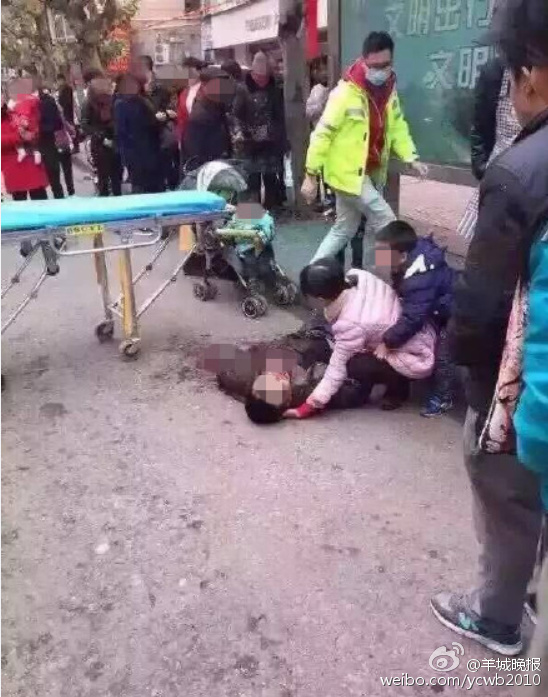 永康南苑一弄公交站台旁,一名年轻男子浑身是血,躺在马路边。