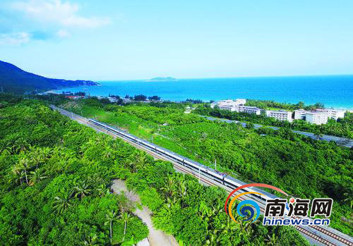 行驶在海南国际旅游岛山海美景间的高铁。记者 王凯 摄