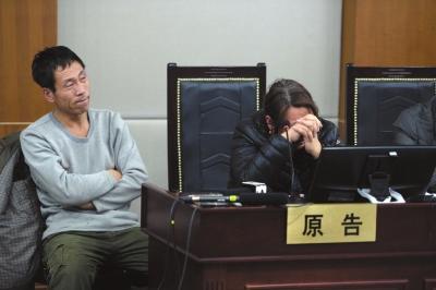 昨天在法庭上，鹏鹏的母亲悲痛欲绝。京华时报记者 陶冉 摄