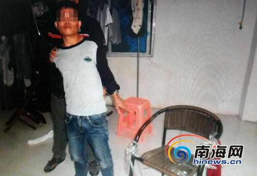 宋飞指认用胶带把妻子绑在椅子上强行发生了性关系。