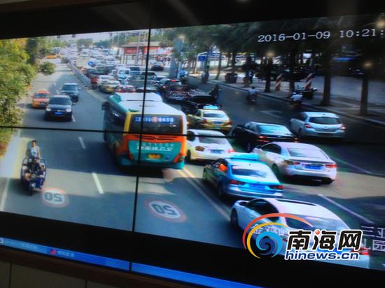 三亚女公交司机为赶时间载乘客逆行 被监控拍