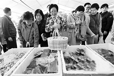 海口市民购年货(资料图片)