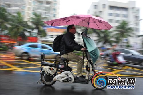 骑电动车好冷，“武装”起来防寒。