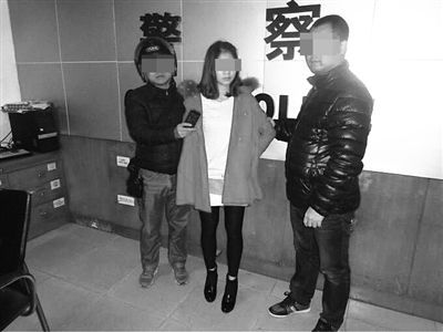 警方抓获偷手机女子(警方供图)