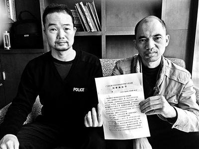 出狱后的谢昌昌(左)和暨旭向北青报记者喊冤