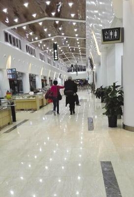 暖心!海口美兰机场安检员背起行动不便老人赶