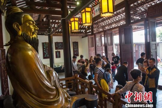 图为游客在东坡书院内游览。　洪坚鹏 摄