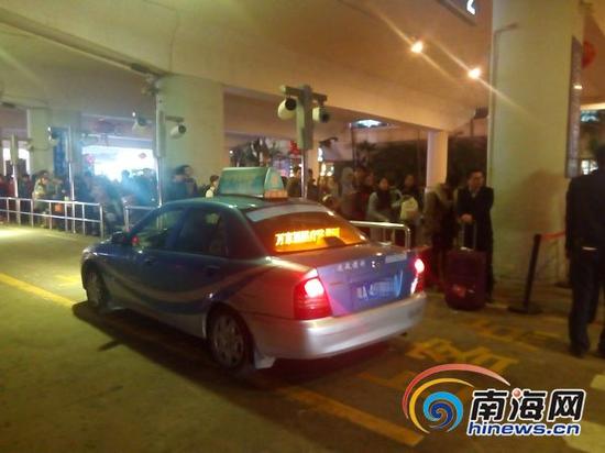 乘客等出租车排长龙。