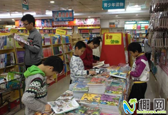 家长和孩子在明珠广场创新书店选购书籍