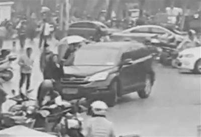 监控显示轿车撞倒了老人(视频截图)