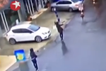 监拍土耳其两女子袭击警局 举枪扫射投掷手榴弹