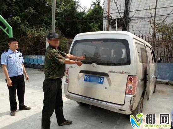 图为嫌疑人指认车辆