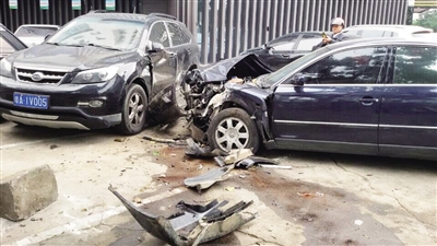 事故现场，一辆大众帕萨特车头被撞几乎粉碎。