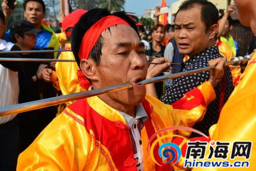 军坡节活动现场令人震撼的穿杖表演。南国都市报记者陈卫东摄