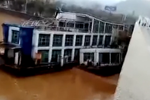 实拍广东两艘船撞上大桥 水流湍急船身侧翻