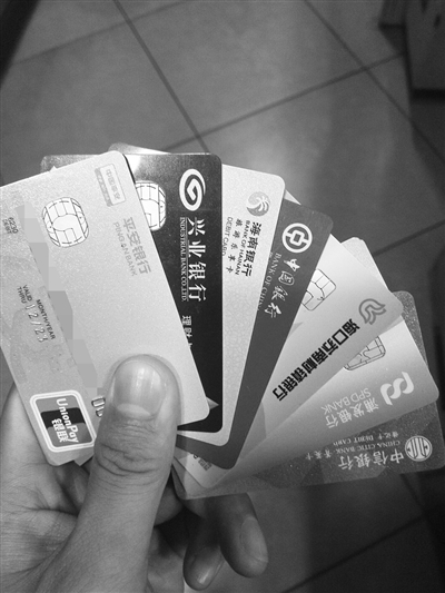 记者和志愿者使用他人身份证办理7张银行卡