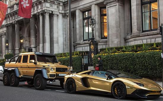 据《每日邮报》报道，沙特亿万富翁将自己价值千万的豪车运往英国伦敦，只是为了在度假期间方便出行，顺便炫耀自己的豪车。