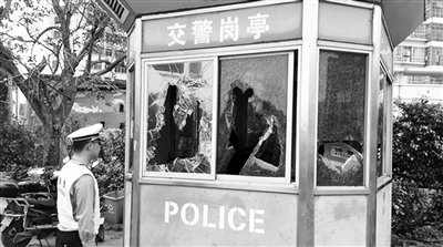 交警岗亭玻璃被砸（交警供图）