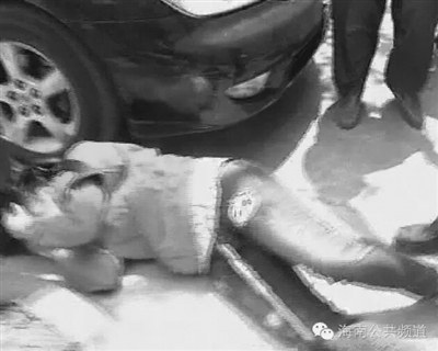 女记者摔倒在地(视频截图)
