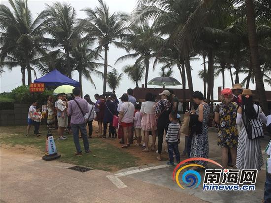 稻草人嘉年华活动现场,市民排队领票。南海网记者王旭摄