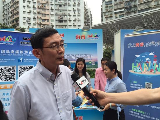 海南省旅游委副主任周平接受记者采访