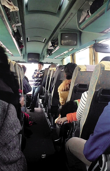 导游陈明和在大巴车上告诉游客不要负隅顽抗了。本报记者 苑铁力 翻拍