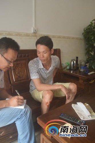 获救渔民陈琼茂接受记者采访。