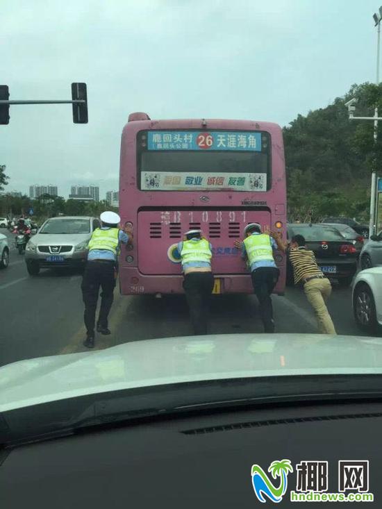 图为交警在推车